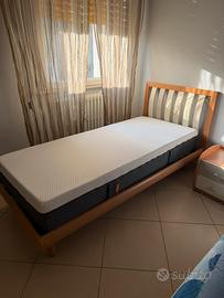 Coppia di struttura letto in legno con doghe in le