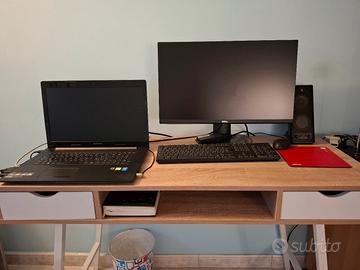 computer con monitor e accessori