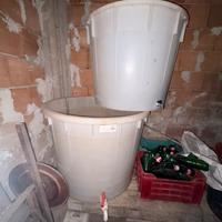 Coppia di tini in plastica