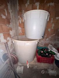 Coppia di tini in plastica