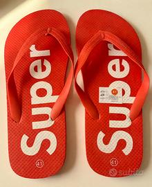 Infradito rosse con scritta SUPER= NUOVE ma SCONTO