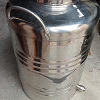 Damigiane e bottiglie per vino