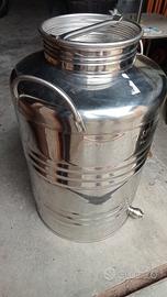 Damigiane e bottiglie per vino