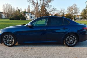 Alfa Giulia 2.2d Business AT8  150cv 