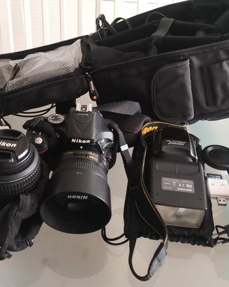 Fotocamera reflex Nikon 5200D con 18-55 mm e 50mm 