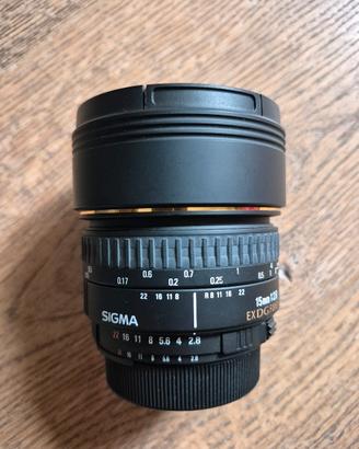 SIGMA 15 mm f/2.8 EX DG FISHEYE attacco Nikon