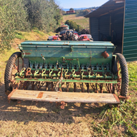 Seminatrice agricola con erpice