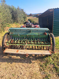 Seminatrice agricola con erpice
