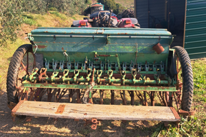 Seminatrice agricola con erpice