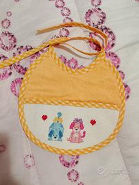 Bavetta neonato in spugna con ricamo a mano 