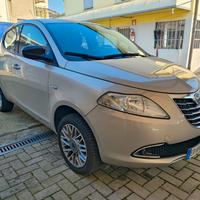 Lancia Ypsilon con 26 Euro 450 km
