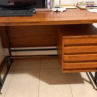 Scrivania restaurata