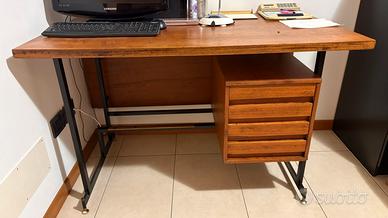 Scrivania restaurata