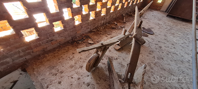 Aratro in legno d'epoca con ricambio