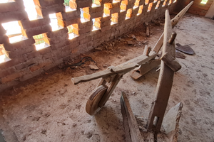 Aratro in legno d'epoca con ricambio