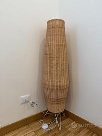 Lampada da terra in rattan Kamaria Kave Home