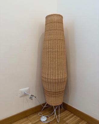 Lampada da terra in rattan Kamaria Kave Home