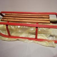 Slittino rosso in legno e metallo anni ’70