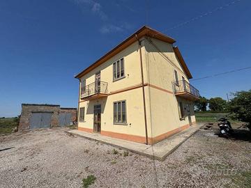 Villa di 270 m² con più di 5 locali a Tresignana
