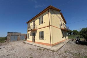 Villa di 270 m² con più di 5 locali a Tresignana