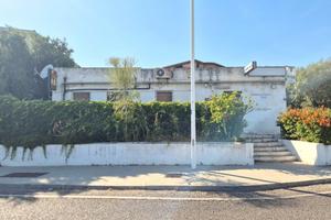 Locale con terreno edificabile in zona B
