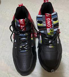 Scarpe sportive nere e rosse