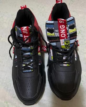 Scarpe sportive nere e rosse