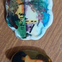 coppia di spille decorative in ceramica