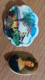 coppia di spille decorative in ceramica