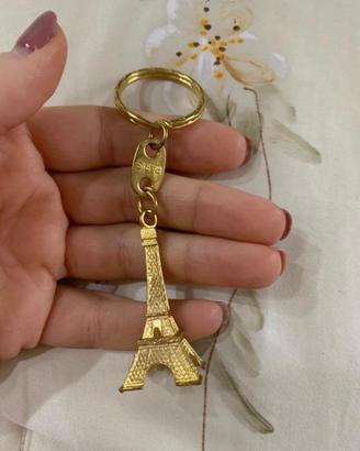 Portachiavi color oro con la Torre Eiffel