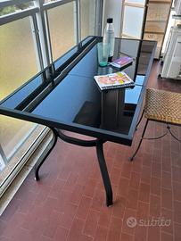 Tavolo nero elegante per salotto o giardino