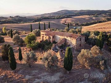 Rustico / Casale di 300 m² con box auto a Asciano