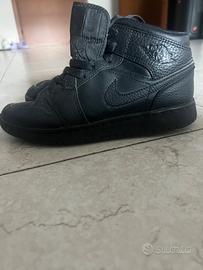 Scarpe Nike Jordan 1 Mid triplo nero