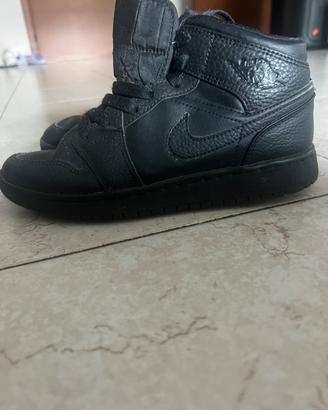 Scarpe Nike Jordan 1 Mid triplo nero