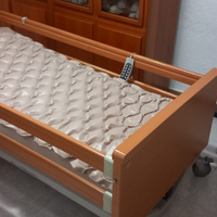 Letto degenza motorizzato con sponde antidecubito
