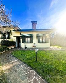 Elegante porzione di bifamiliare con giardino priv