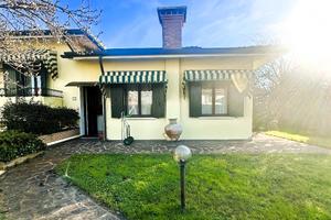 Elegante porzione di bifamiliare con giardino priv