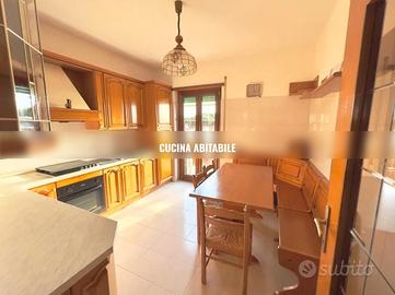 Acilia quadrilocale arredato con balcone