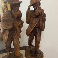Statue in legno intagliate a mano