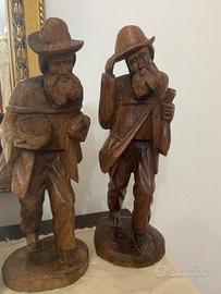 Statue in legno intagliate a mano