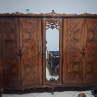 armadio in legno con inserti intarsiati