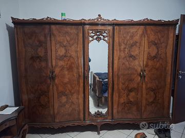 armadio in legno con inserti intarsiati