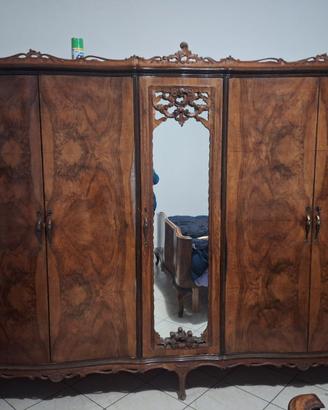 armadio in legno con inserti intarsiati