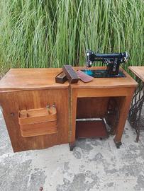 Macchina da cucire Necchi a pedale