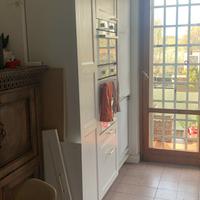 cucina  bianca ikea con elettrodomestici