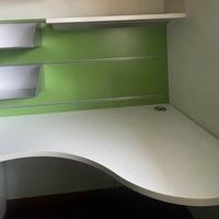 Scrivania con contenitori