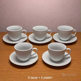 5 tazze cappuccino con 5 piattini bianchi