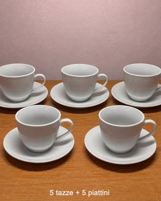 5 tazze cappuccino con 5 piattini bianchi