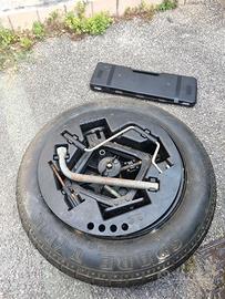 Ruotino di scorta per auto completo di accessori
