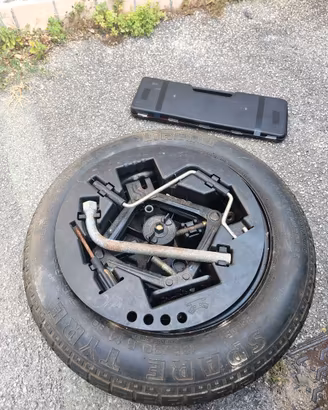 Ruotino di scorta per auto completo di accessori
